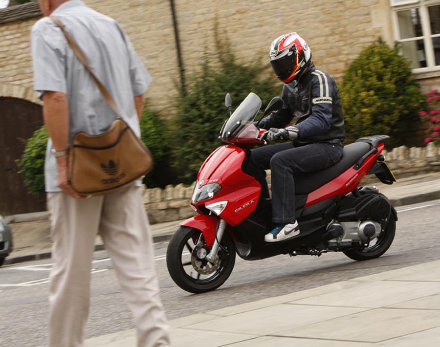 Gilera Runner 125 cornering in a city