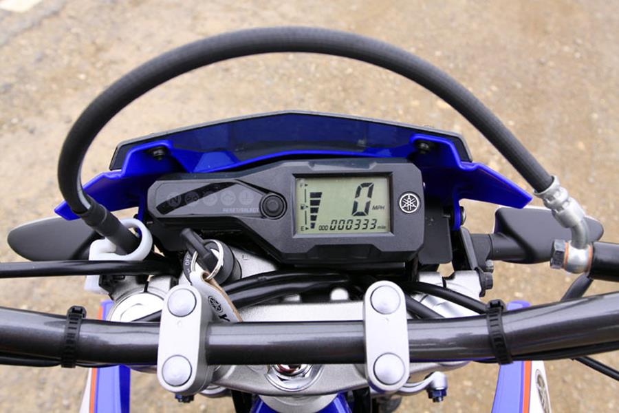 Yamaha WR 125 X clocks are basic