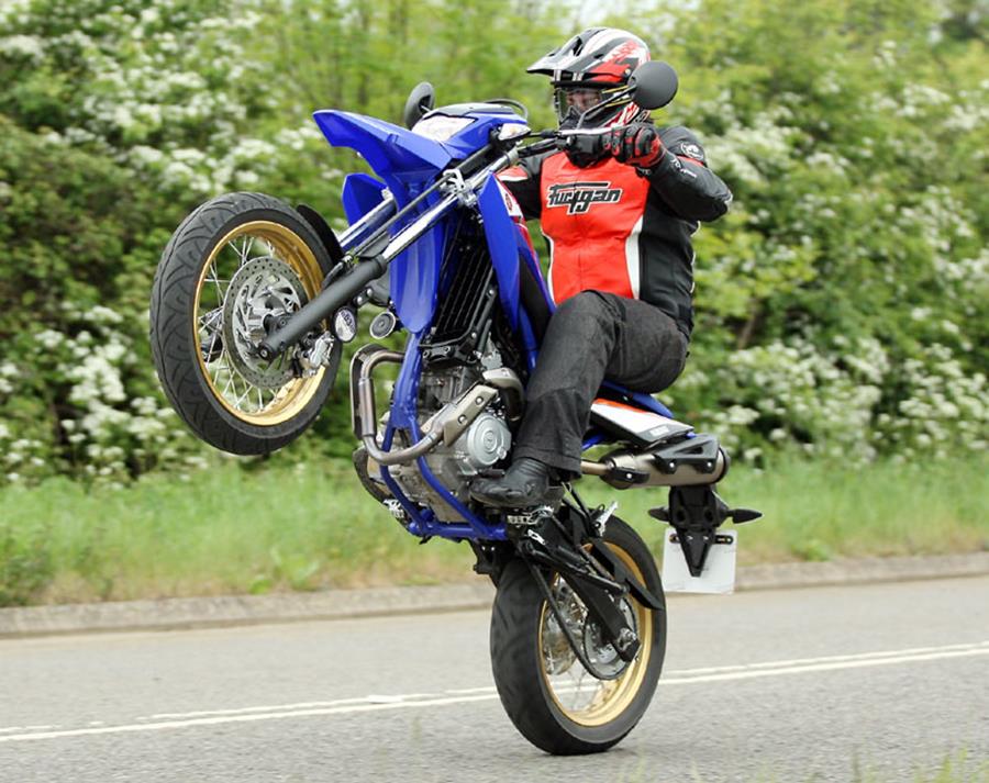 Yamaha WR 125 X wheelie