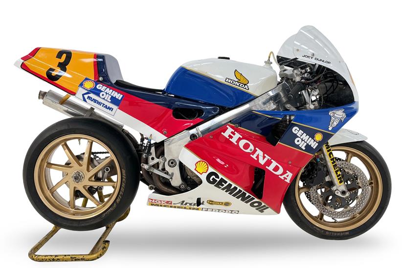 쌍 Joey Dunlop Honda V4 자전거는 10 월 경매에서 Bonhams가 될 자전거