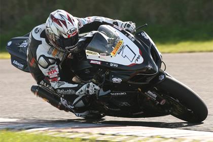 Seeley riding the BSB Evo GSX-R1000 at Kirkistown