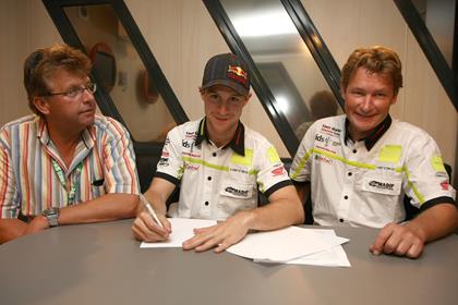 Rea signs his new WSB contract with Ronald and Gerrit Ten Kate