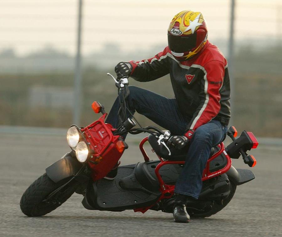 Honda Zoomer knee down