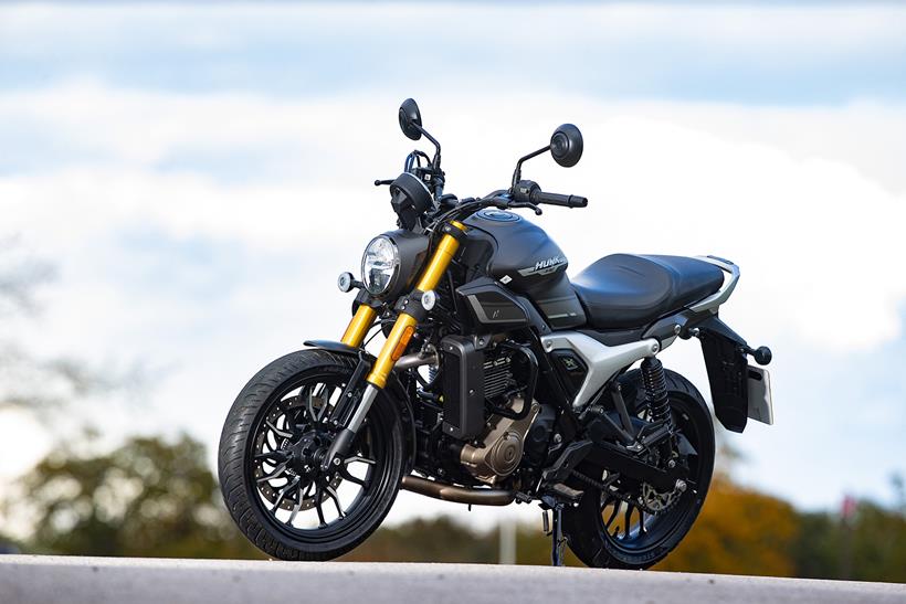 Hero MotoCorp Hunk 440 front three quarters