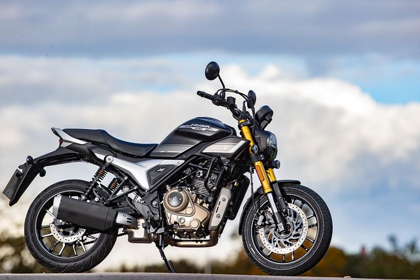 Hero MotoCorp Hunk 440 side