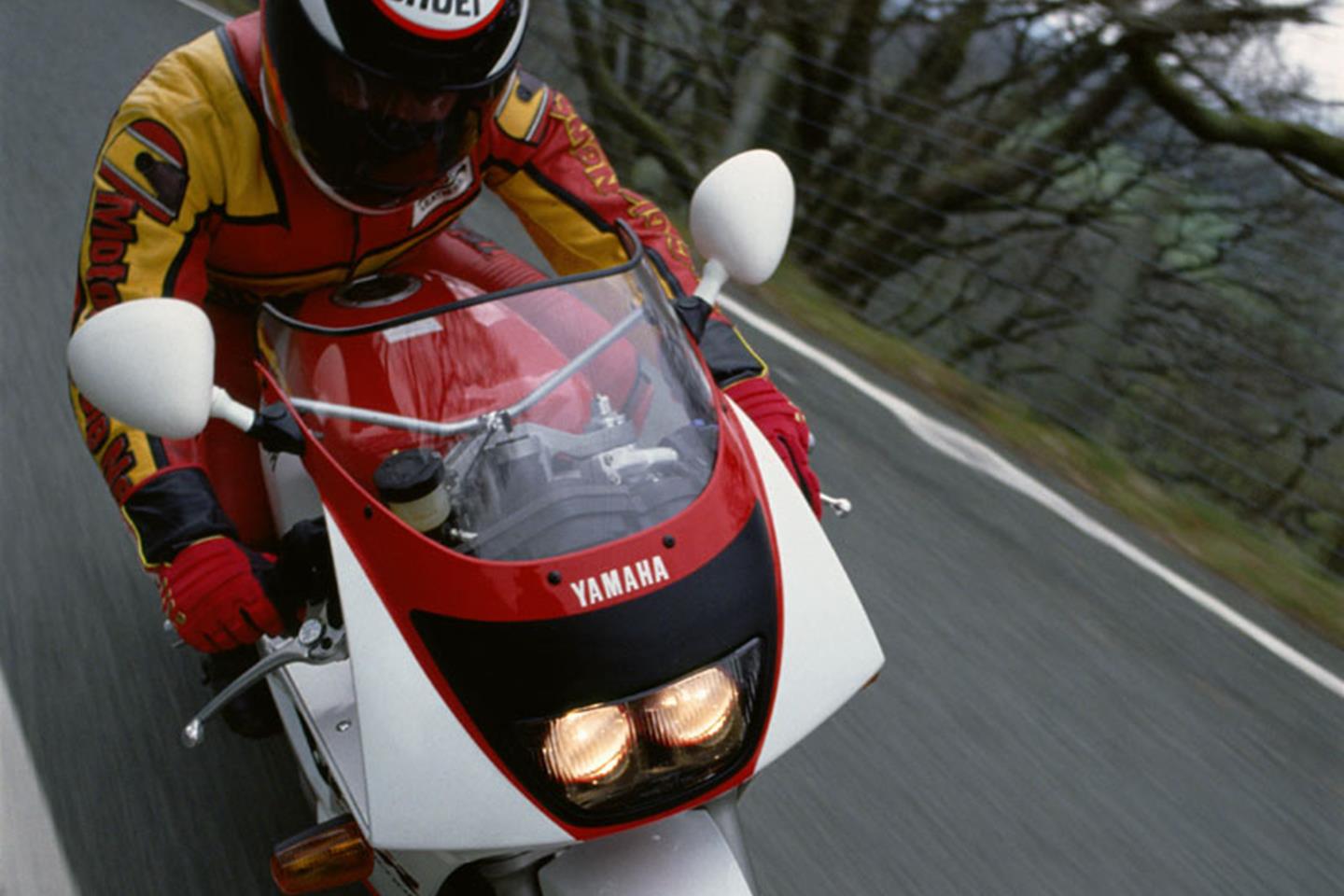 YAMAHA FZR400 (1988-1994) Review | Speed, Specs & Prices