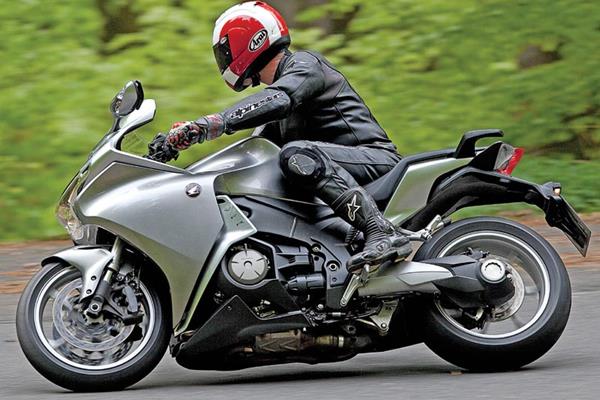 HONDA VFR1200F DCT (2010-on) Review | Specs & Prices