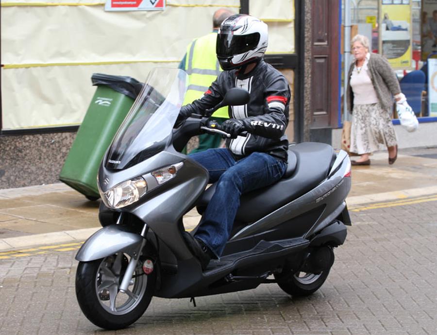 Suzuki Burgman 125 review on MCN