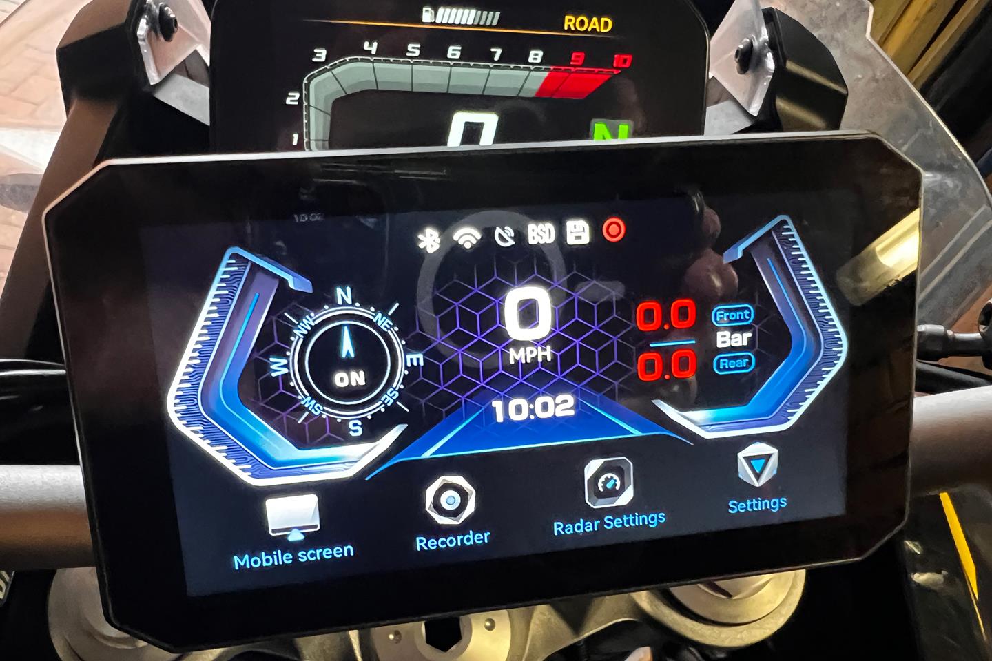 We review the Z55B multi-functional screen with dash cam