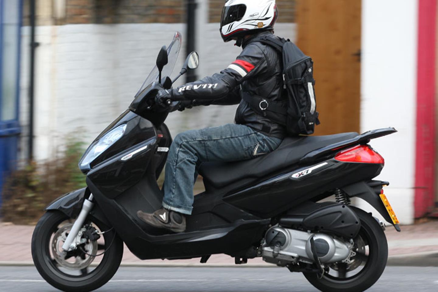 PIAGGIO X7 300 (2010-on) Review | Speed, Specs \u0026 Prices | MCN