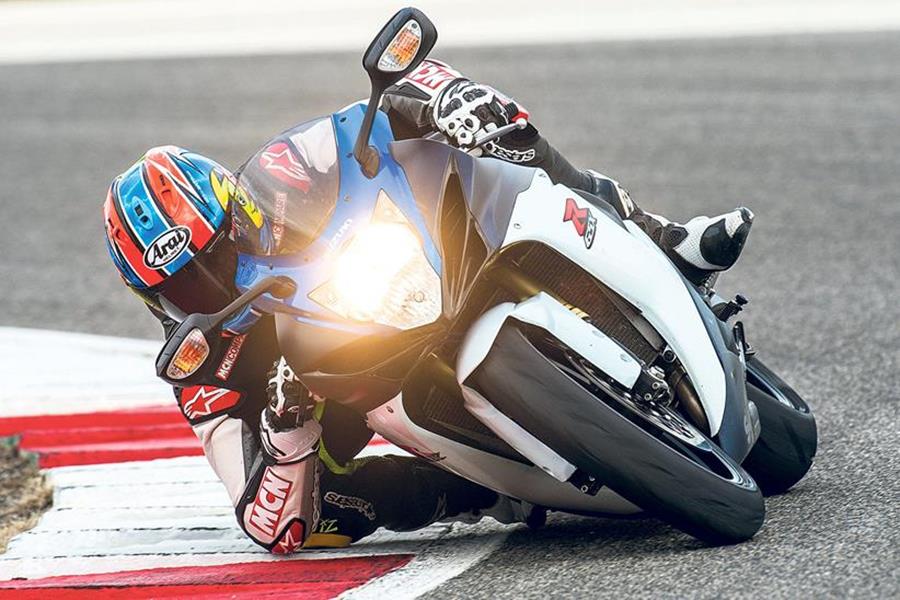 Michael Neeves riding Suzuki GSX-R750 in 2016 with knee down on circuit