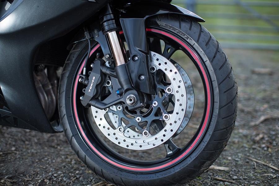 Suzuki GSX-R750 front wheel and brakes