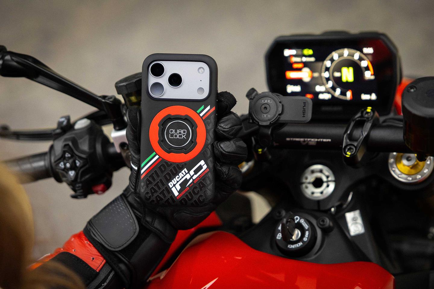 スマートフォン・携帯電話 Quad Lock iPhone 16 Ducati 限定ケース