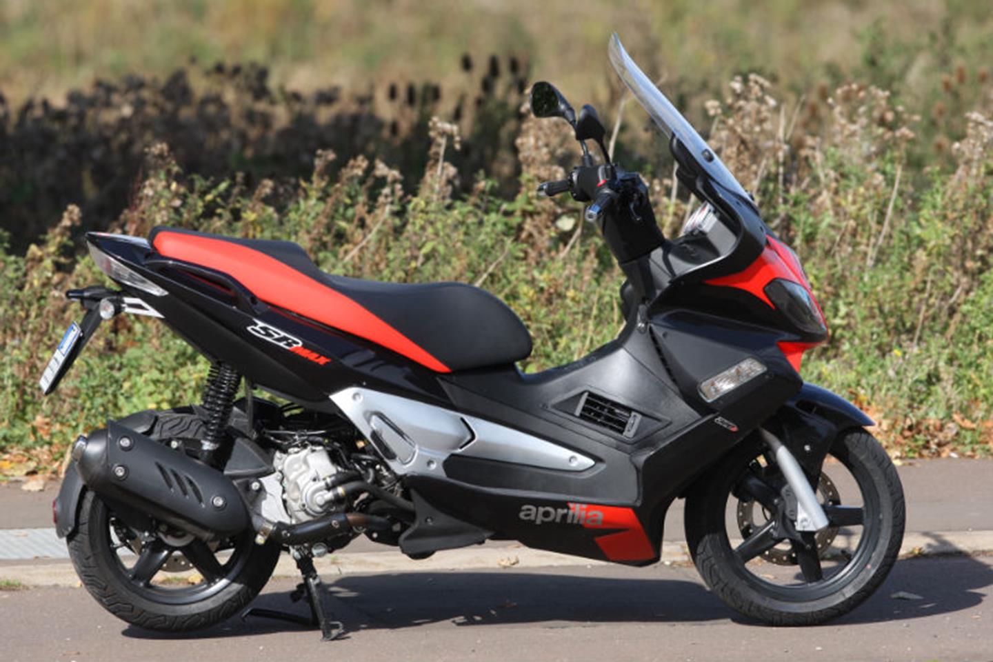 Max 300. Aprilia SR Max 125. Aprilia SR Max 300 Tuning. Aprilia SR Max 300 дополнительные фары. Апрелия 300.