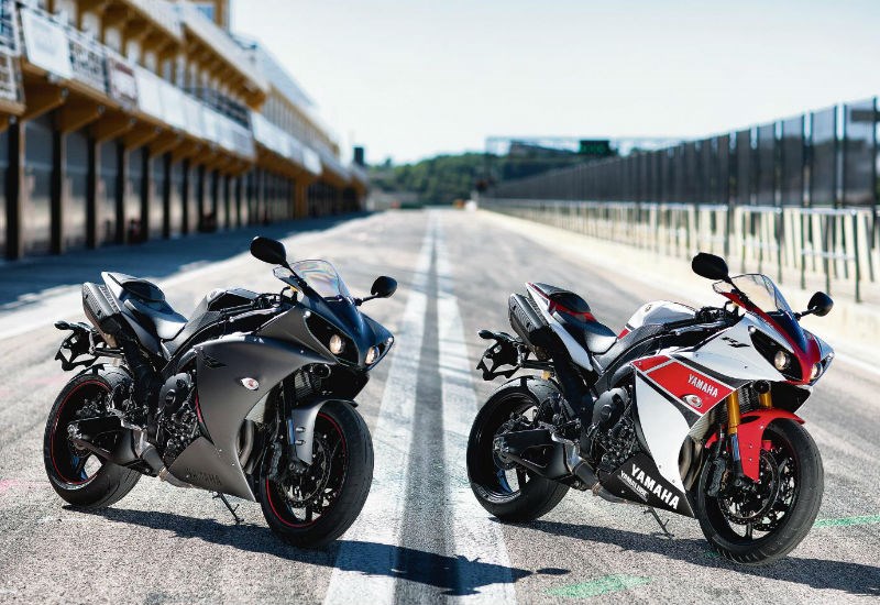 2011 R1 Vs 2012 R1 Front YAMAHA R1 (2012-2014) Review | Speed, Specs & Prices