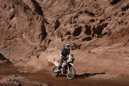 Pavey is still in the Dakar despite injury and technical problems