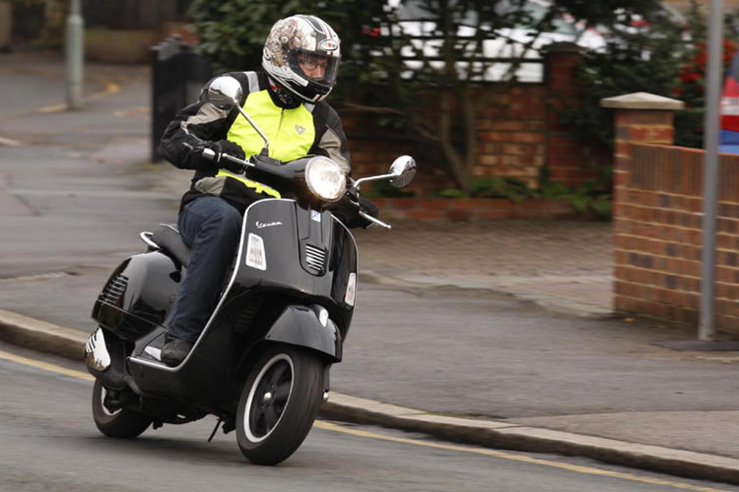 PIAGGIO VESPA GTS125 (2007-on) Review, Specs \u0026 Prices | MCN