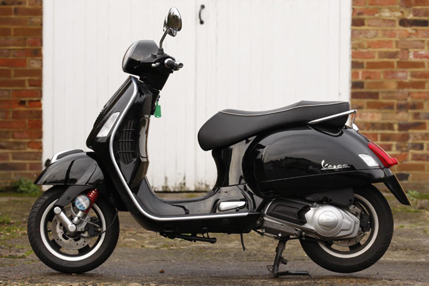 PIAGGIO VESPA GTS125 (2007-on) Review, Specs & Prices