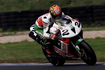 Edwards in action on the Castrol Honda in 2000