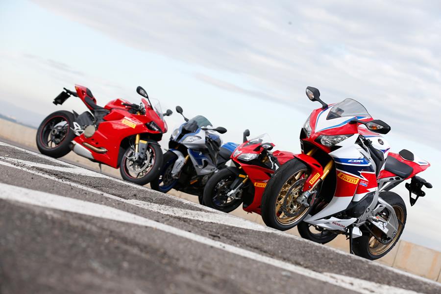 Ducati 1199 Panigale S vs BMW HP4 Carbon vs Aprilia RSV4 1100 Factory vs Honda Fireblade SP