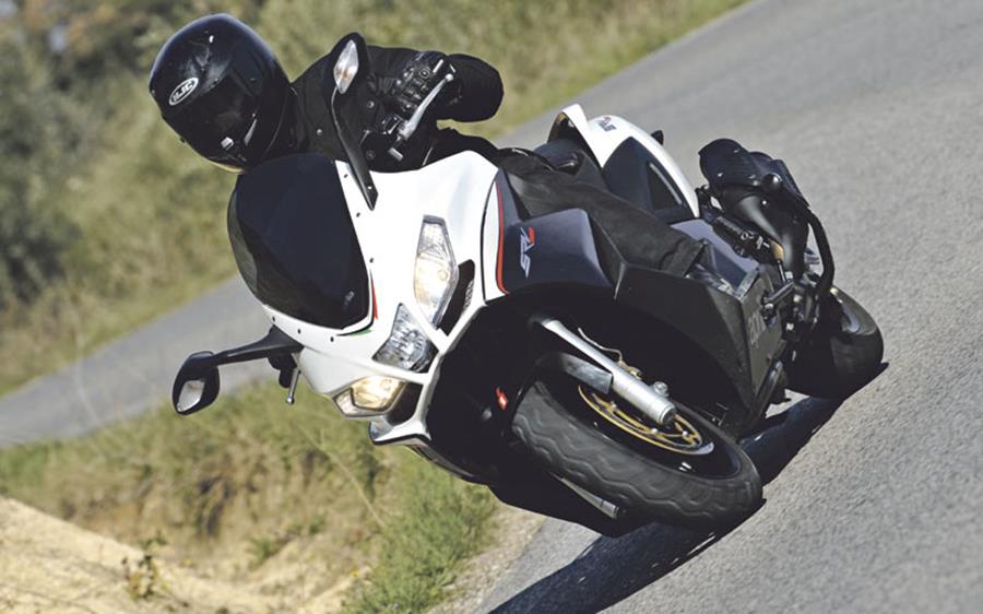 Aprilia SRV 850 cornering