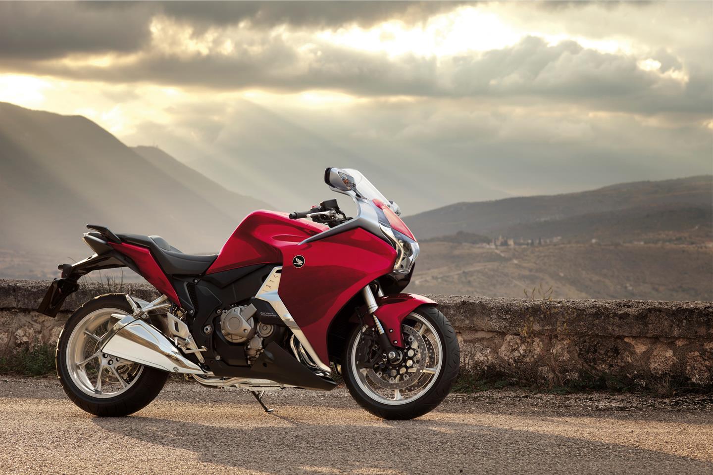 2012-2016 Honda VFR1200F review: Fast, comfy, with V4 power