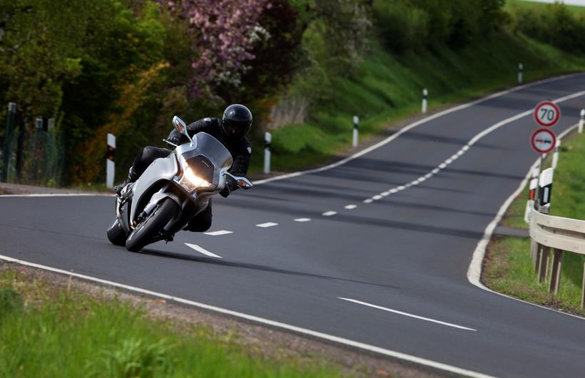 Honda VFR1200F는 약간의 'S' 회전을 가집니다.