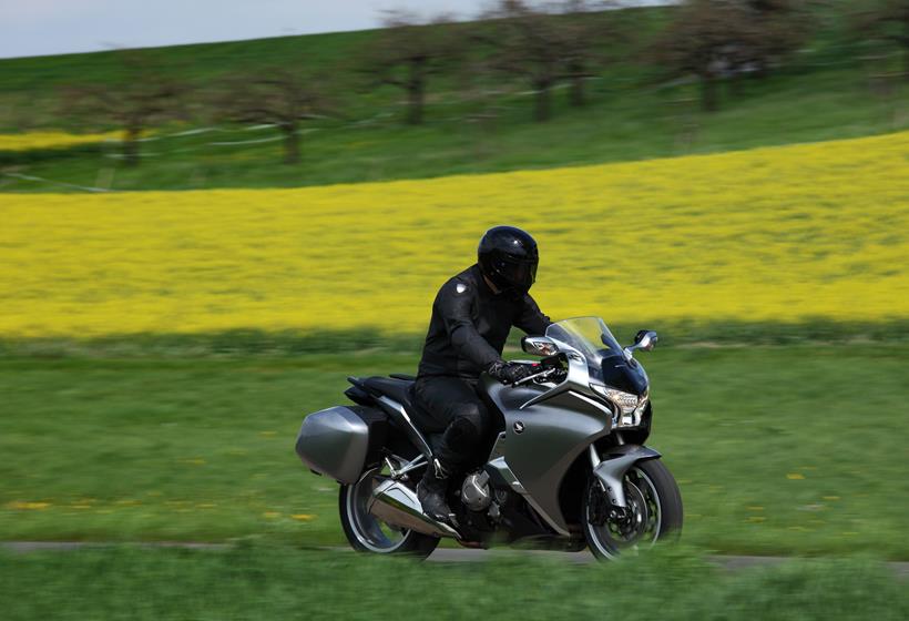 시골길을 주행하는 Honda VFR1200