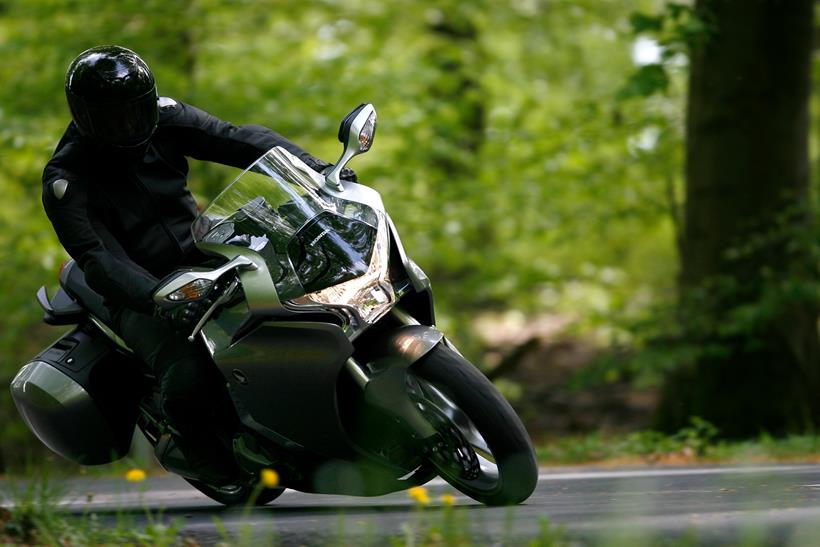 코너에 기대어 있는 혼다 VFR1200F