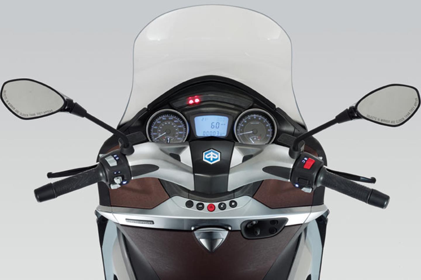 PIAGGIO X10 350 (2012-on) Review | Speed, Specs & Prices