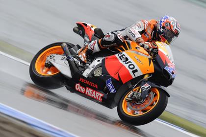 Casey Stoner chasing edge grip