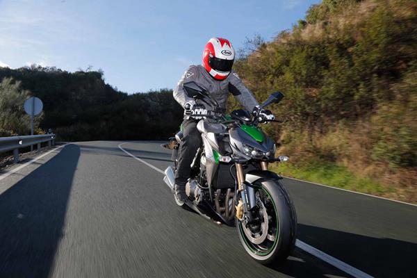 2014-2016 Kawasaki Z1000 front and side view of the bike as it rides towards camera