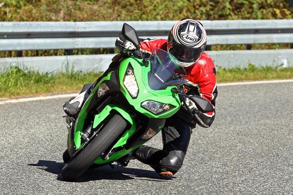 Kawasaki Ninja 300 knee down on bend