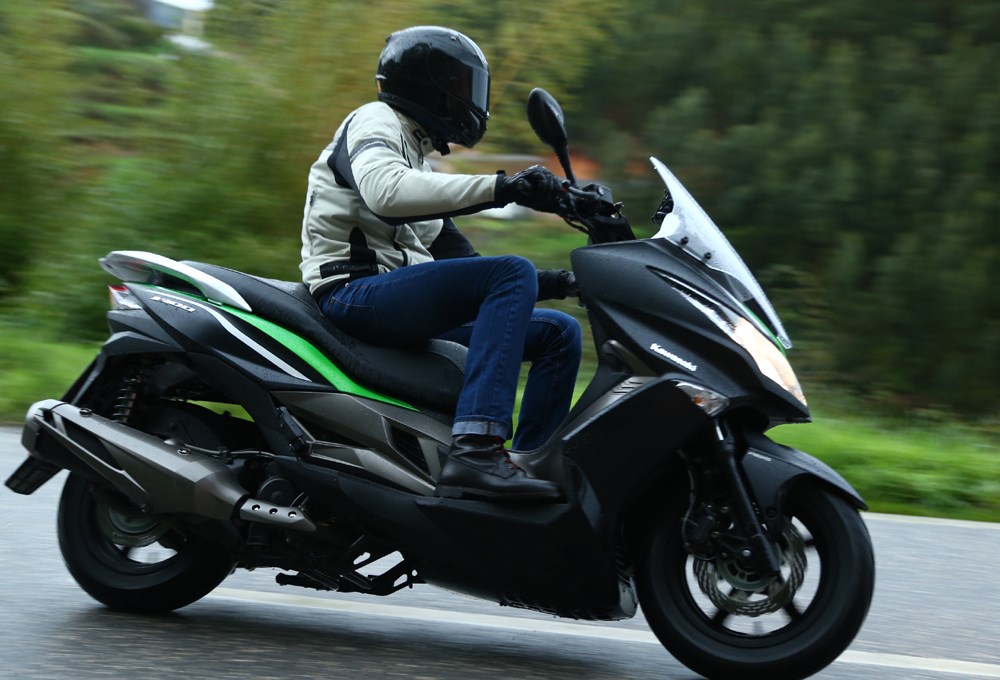 Kawasaki J300 (2014-on) Review | Speed, Specs & Prices | MCN