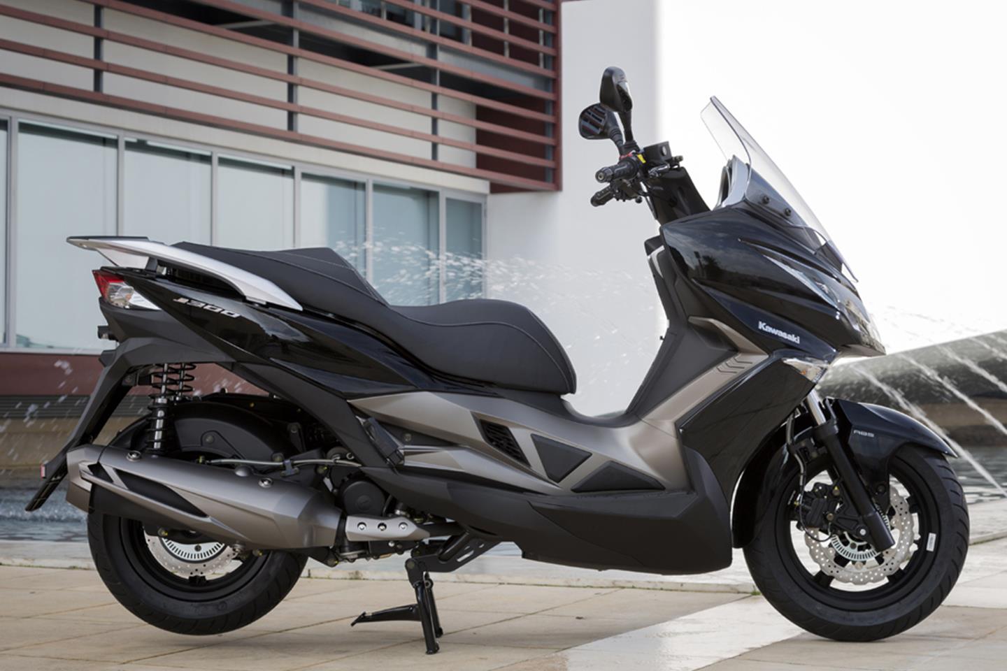 Kawasaki J300 (2014-on) Review | Speed, Specs & Prices