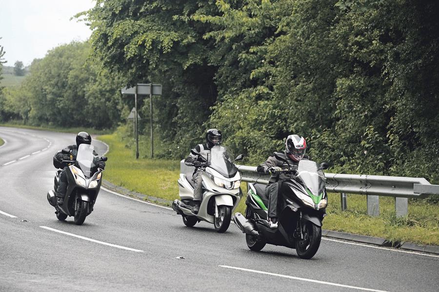 Kawasaki J300 vs Honda Forza 300 vs Piaggio X10 Executive on the road 