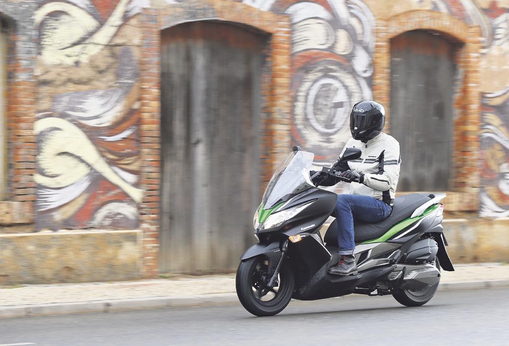 Kawasaki J300 (2014-on) Review | Speed, Specs & Prices | MCN