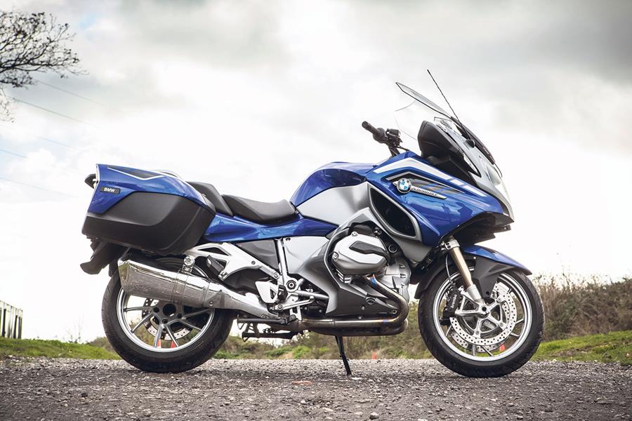 A side view of the BMW R1200RT with side panniers