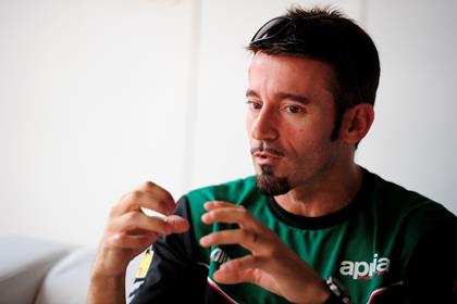 Biaggi explaining his foot injury today at Imola