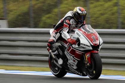 Jorge Lorenzo kept his slim world title hopes alive after he finished one place in front of main championship rival Casey Stoner 