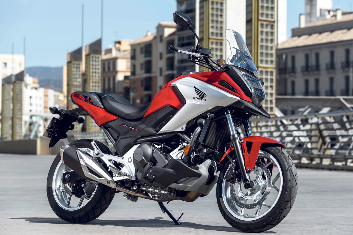 REVIEW: 2017 Honda CB500X - a soft, comfortable middle-weight two-cylinder  commuter for any rider 