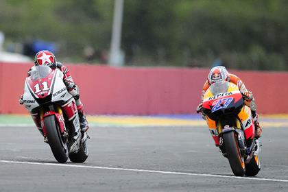 Casey Stoner ends 800cc era in style beating Spies across the line by 0.015s