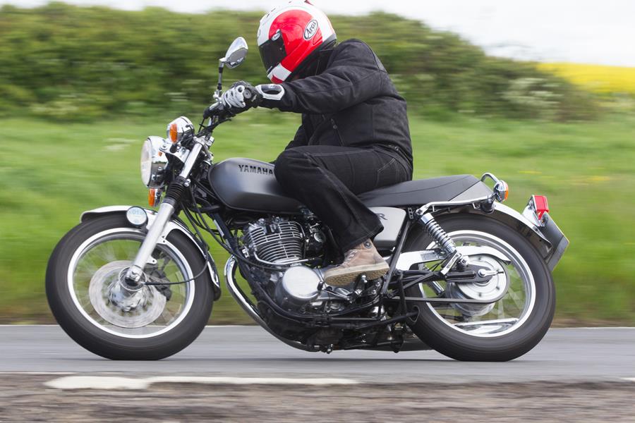 Yamaha SR400 cornering quickly with Phil West on top