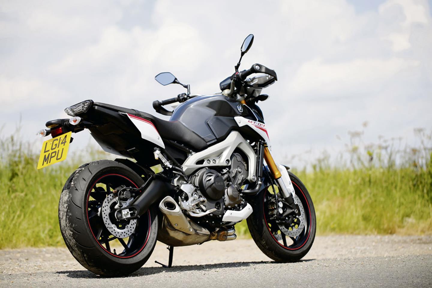 YAMAHA MT-09 SR (2014-2020) Review | Speed, Specs & Prices
