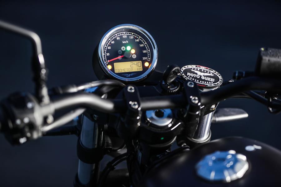 Moto Guzzi V7 III Stone Night Pack clocks