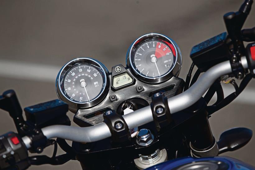 2015 Yamaha XJR1300, dashboard instrumentation 