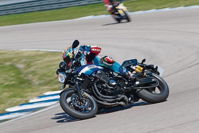 2015 Yamaha XJR1300, knee down on track