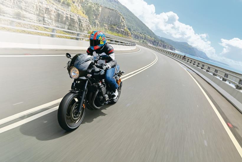 2015 Yamaha XJR1300 Racer, road testing 
