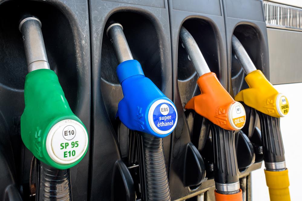 L'éthanol est essentiellement de l'alcool, et il provient majoritairement de sources végétales renouvelables comme la canne à sucre, le maïs et les déchets agricoles