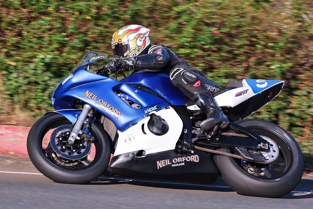 Plus tôt dans la journée, Rob Hodson a remporté la première course Junior 600 Classic TT au guidon de la Yamaha R6 de Neil Orford Haulage